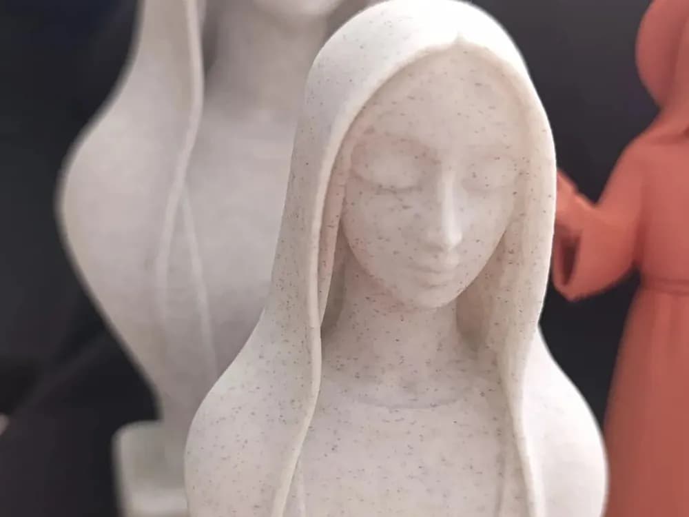 Busto de Nossa Senhora de Fátima close no rosto, acabamento mármore branco, expressão contemplativa com véu e coroa