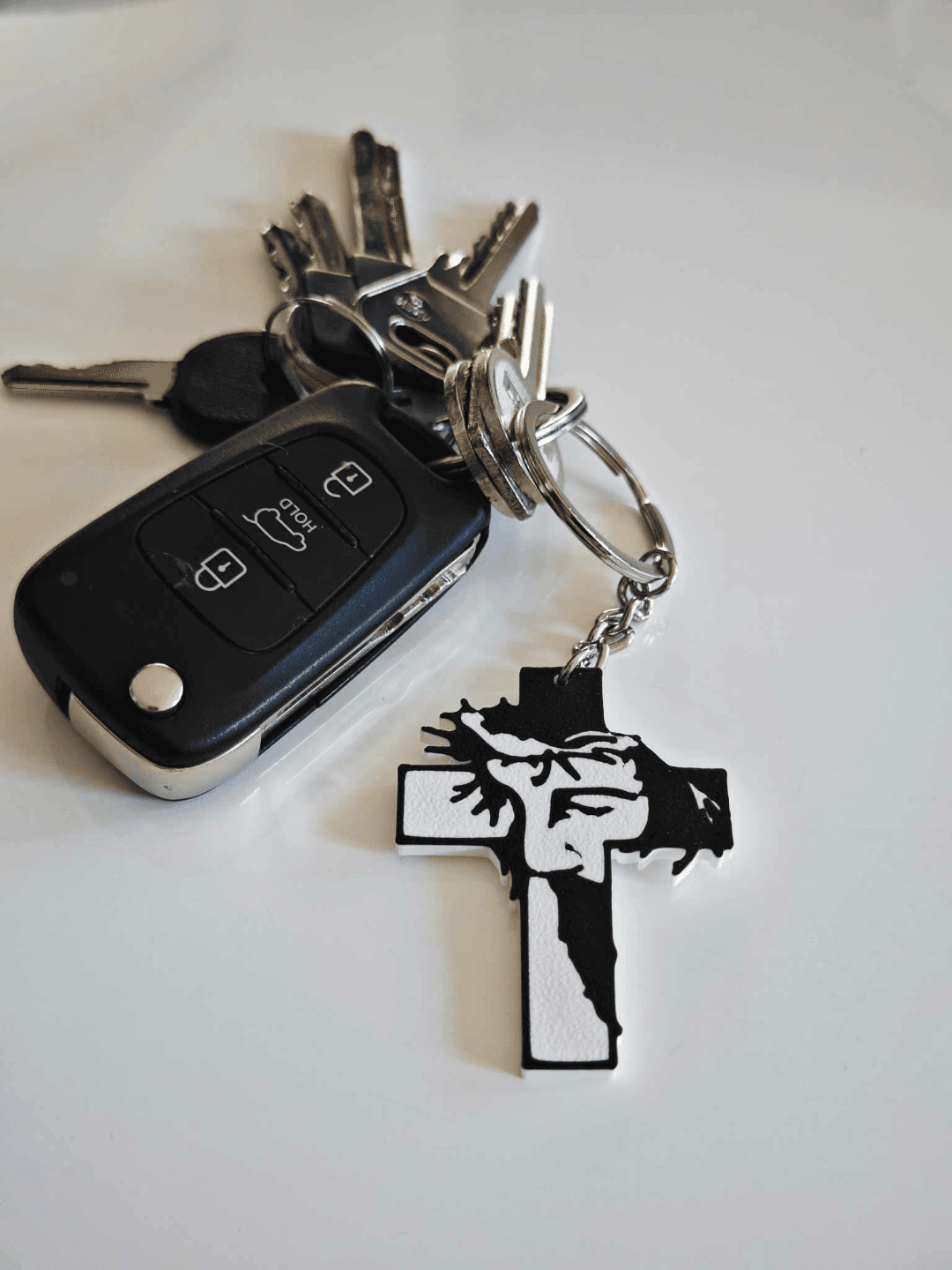 Chaveiro cruz com Cristo vista frontal mostrando detalhes