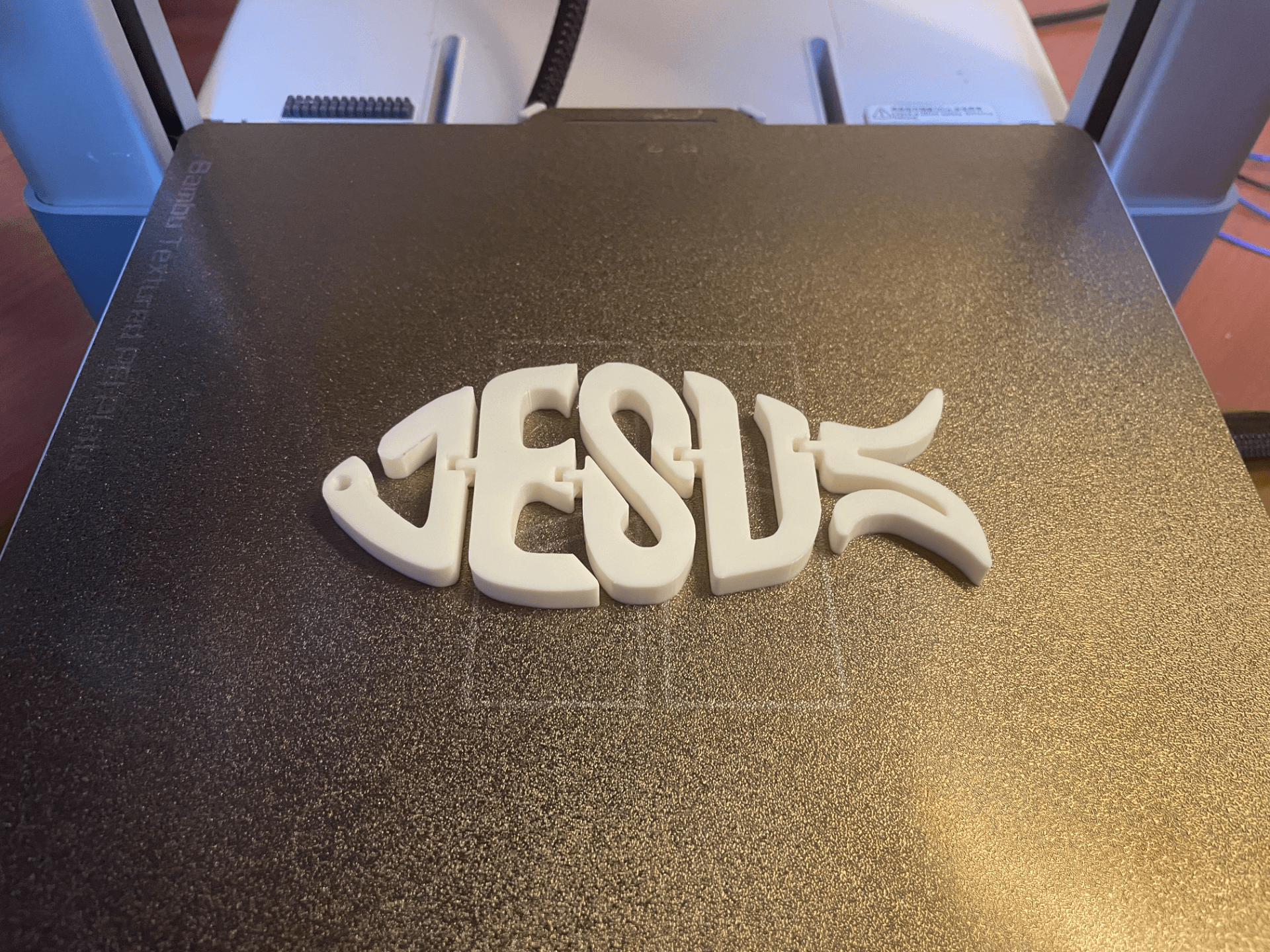 Chaveiro JESUS flexi mostrando articulação entre as letras