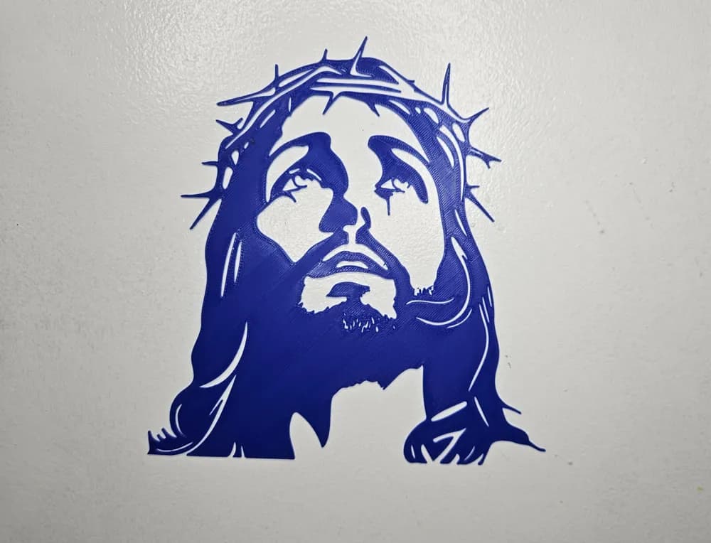 Quadro Cristo Coroado em azul na parede mostrando detalhes do rosto e da coroa de espinhos