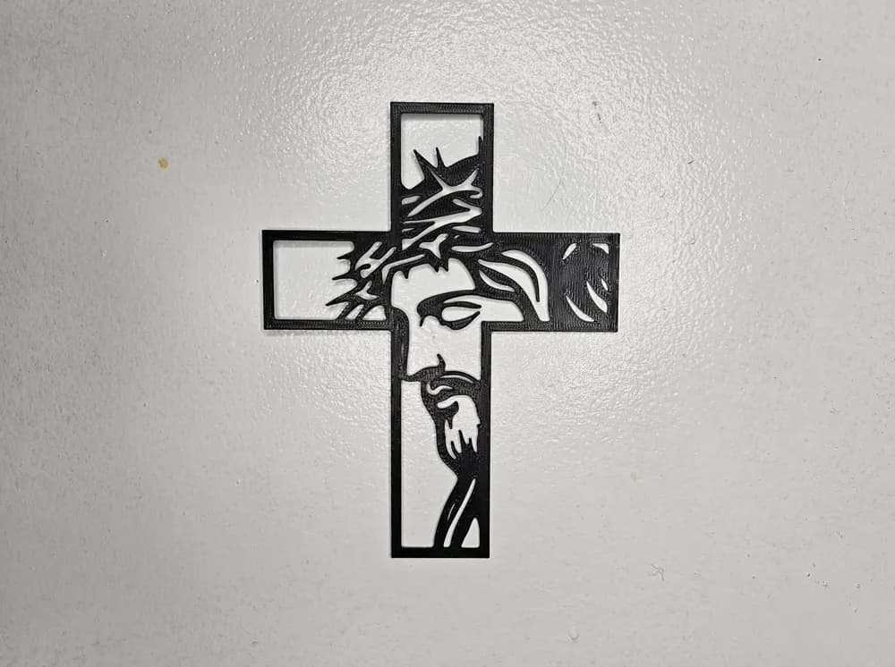 Quadro Cristo na Cruz vista frontal em parede branca mostrando detalhes do recorte