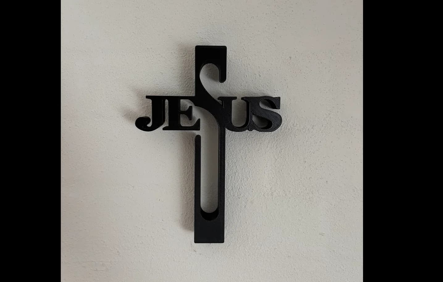 Cruz Jesus vista frontal mostrando recorte da tipografia integrado ao madeiro