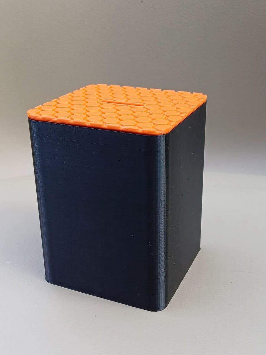 Caixa de Dinheiro Colmeia preta com tampa laranja hexagonal