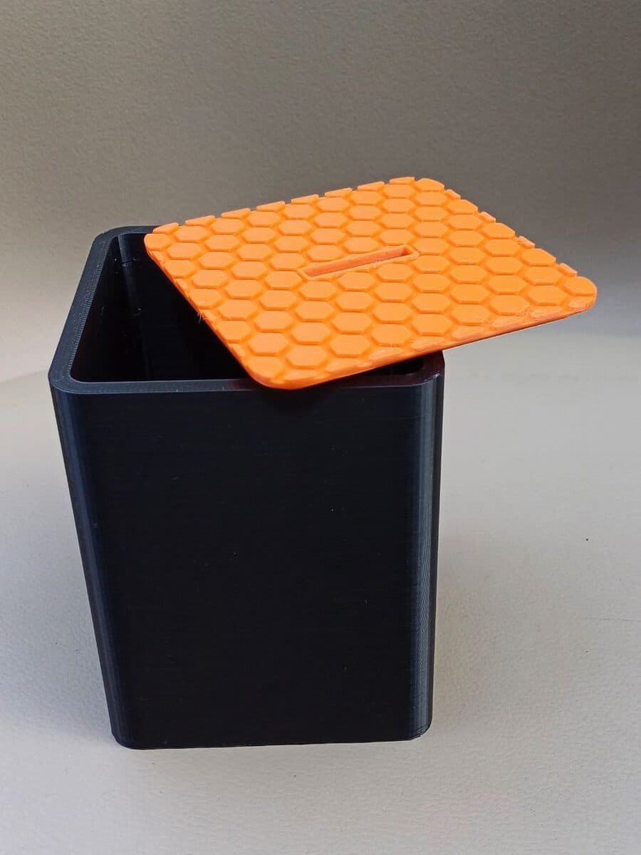 Caixa de Dinheiro Colmeia - tampa entreaberta