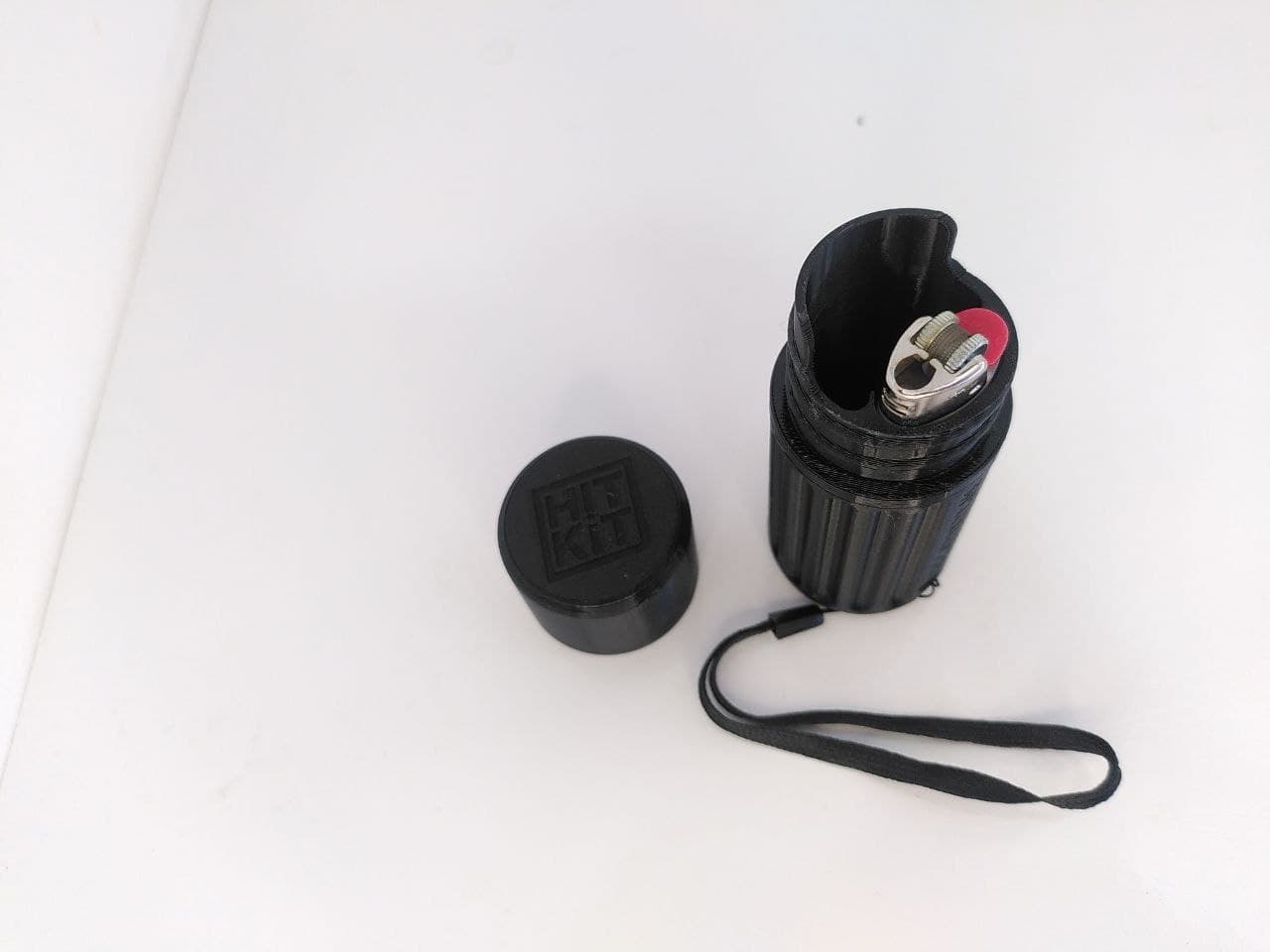 Isqueiro e cigarreira 3D preto com textura canelada