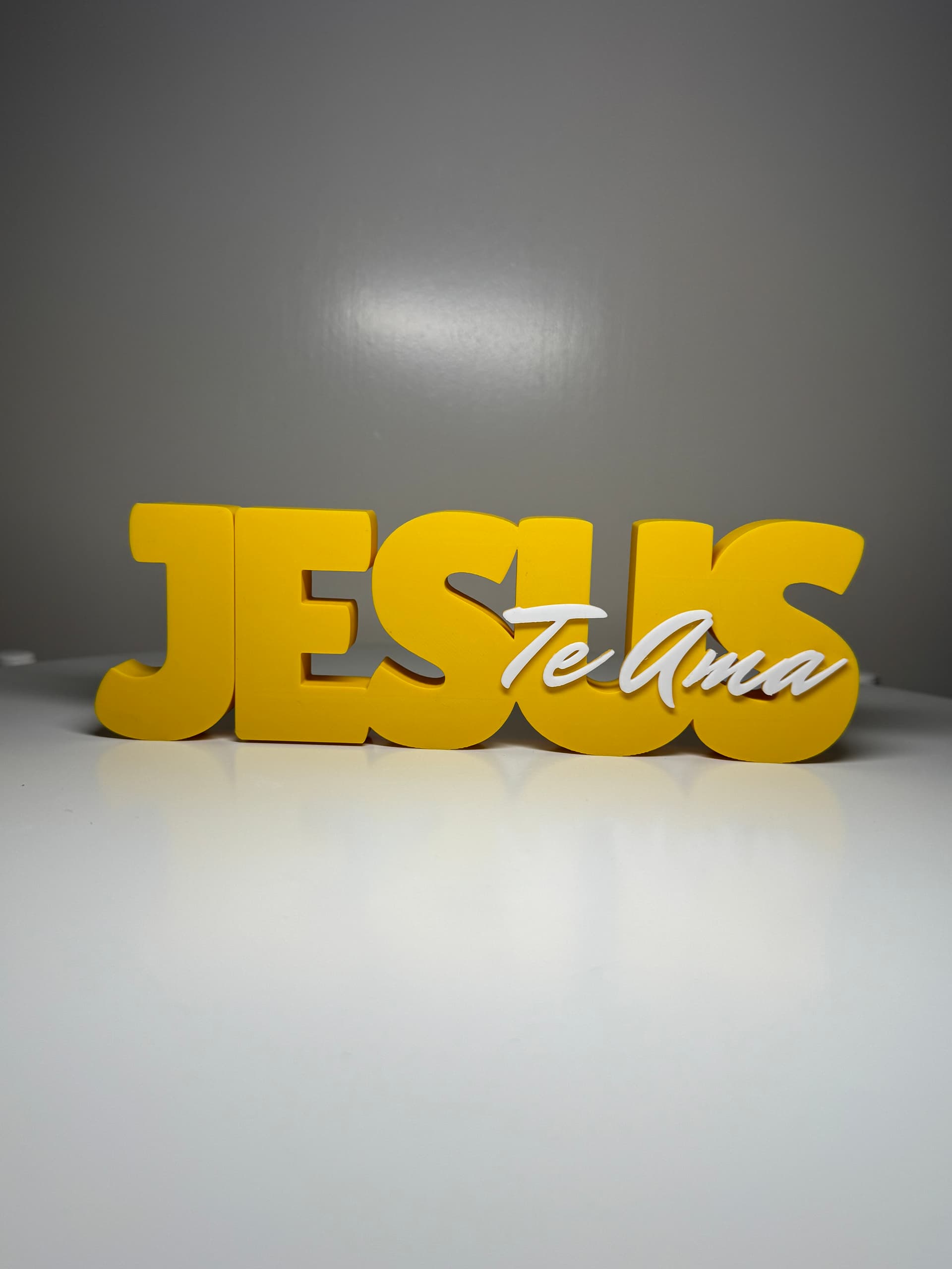 Quadro Jesus Te Ama vista frontal mostrando tipografia