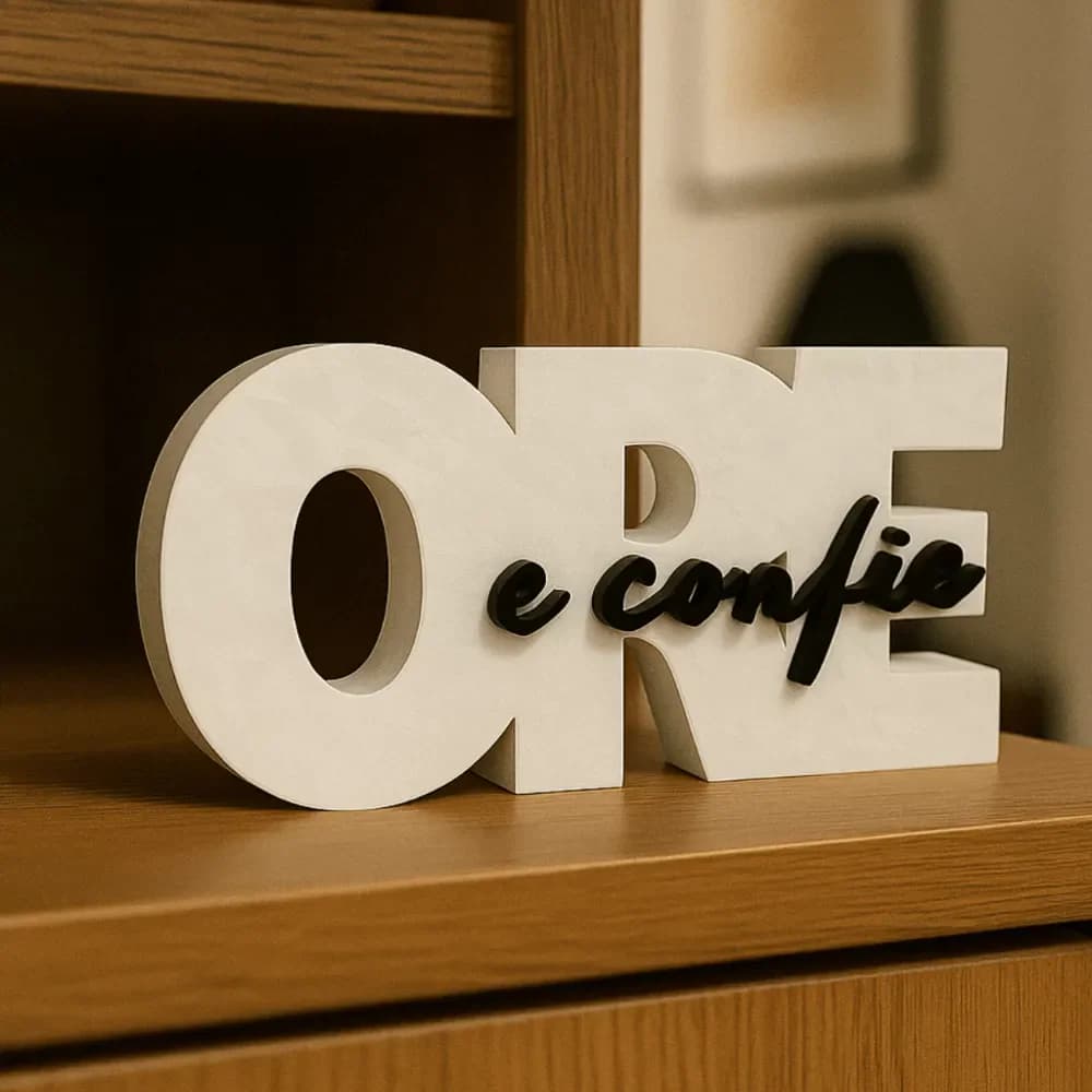Placa decorativa Ore e Confie em branco com letras pretas em script