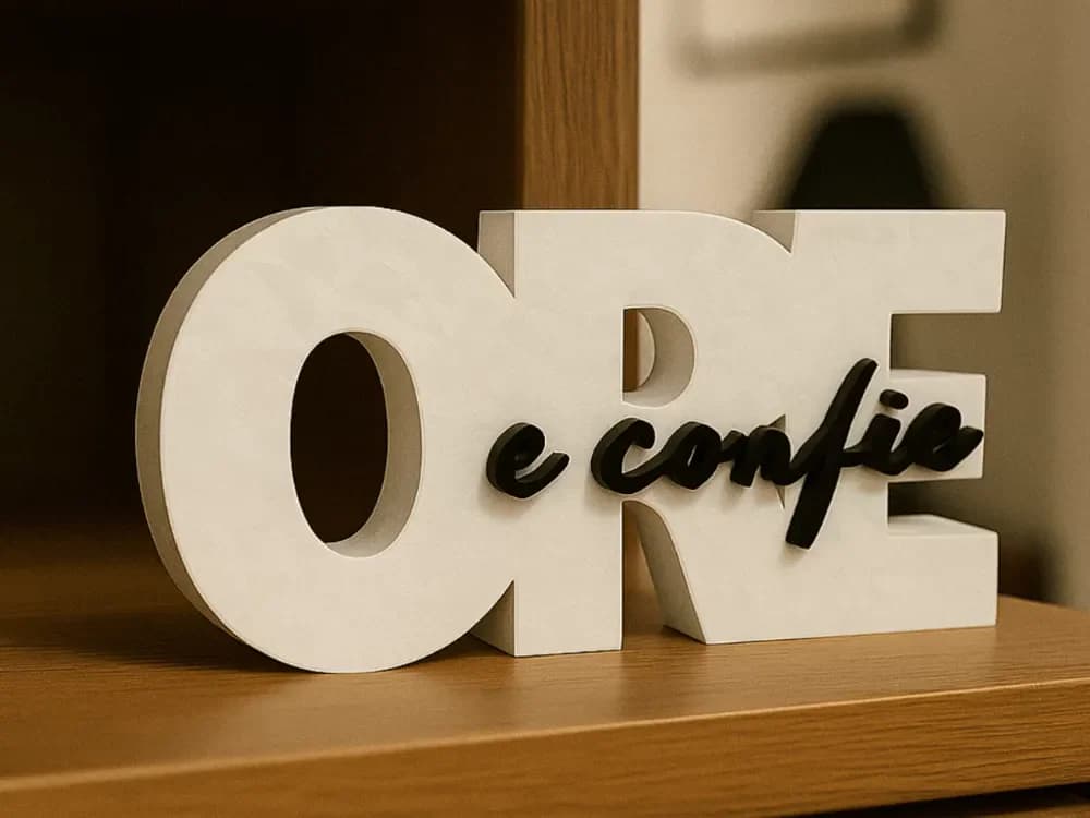 Placa Ore e Confie vista frontal sobre prateleira de madeira