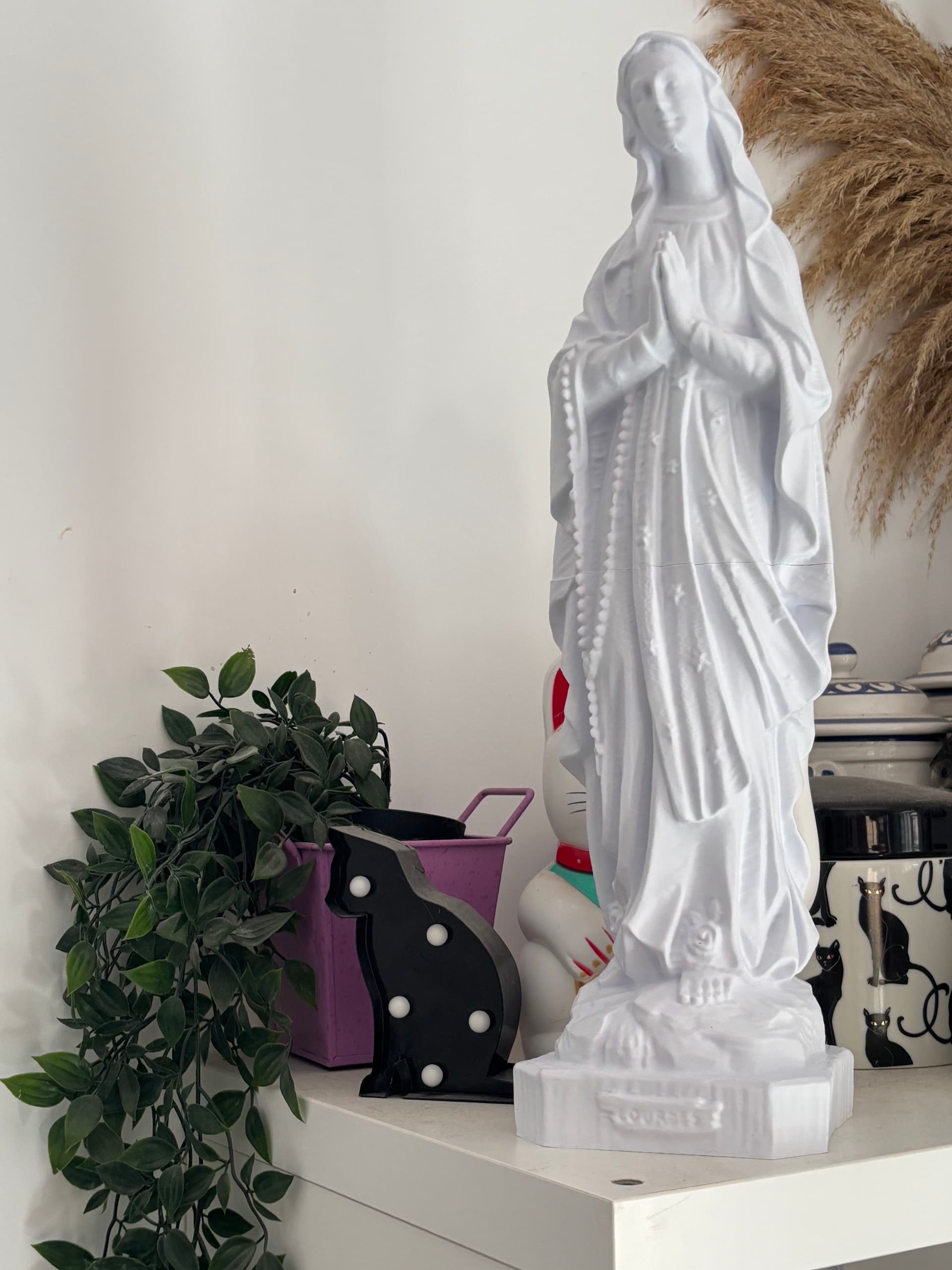 Imagem Virgem Maria vista frontal mostrando manto e expressão serena